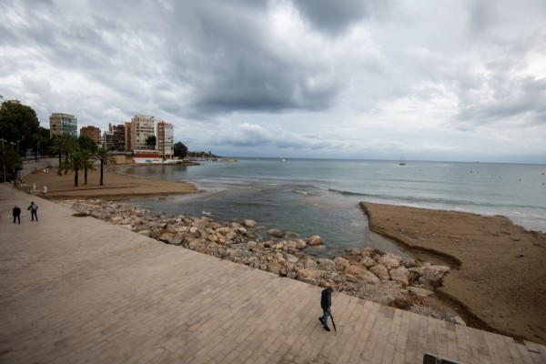 Alicante evalúa daños en la playa de la Albufereta y vigila barrancos en plena alerta roja