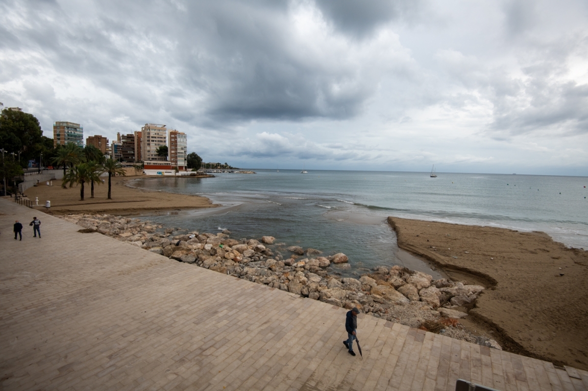 Alicante evalúa daños en la playa de la Albufereta y vigila barrancos en plena alerta roja