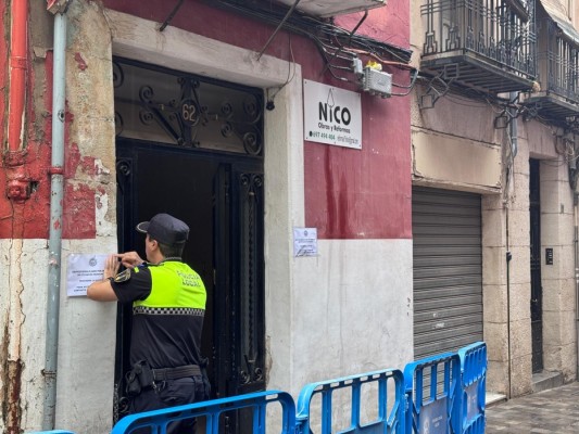 Desalojadas cuatro familias tras desprenderse parte de la fachada de un edificio en el Centro de Alcoy