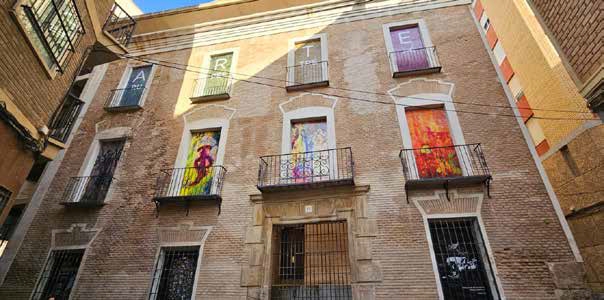 Exposición urbana Al abrigo de la prehistoria en la fachada de Santa Quiteria