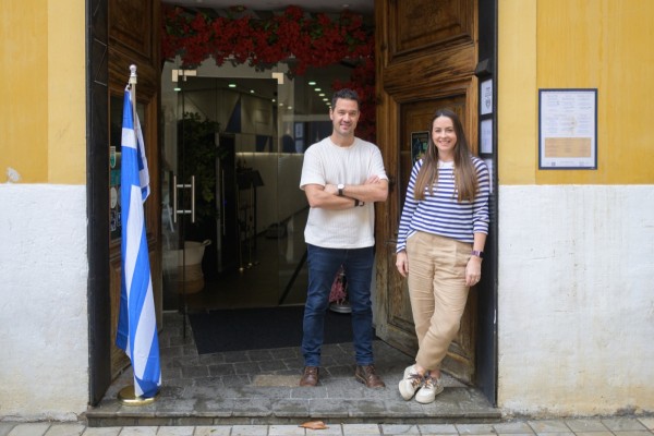 Los Strimenos lo dejaron todo por València y su restaurante griego
