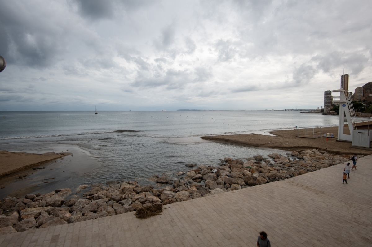 El estado de la Playa de La Albufereta de Alicante tras las lluvias del jueves. - Foto: RAFA MOLINA