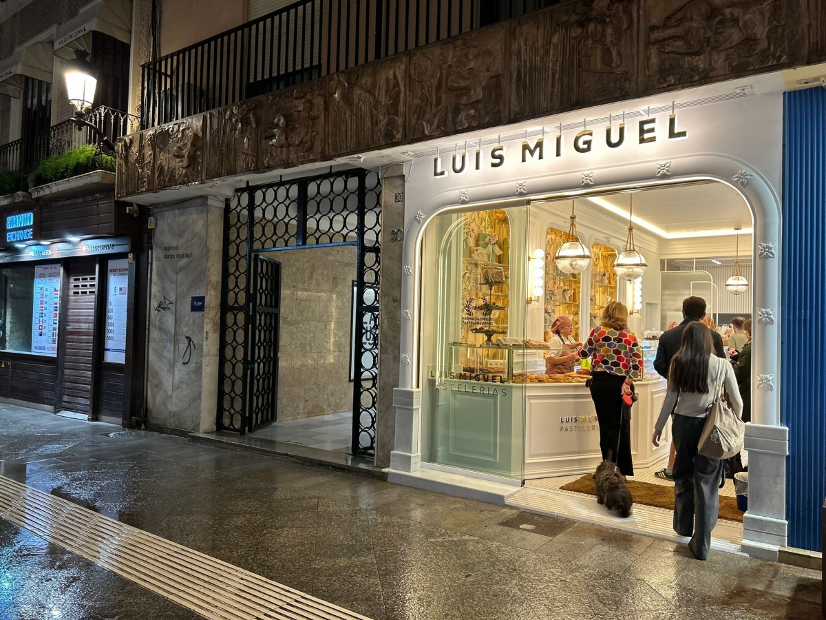La mítica confitería Viena reabre sus puertas en el centro de Murcia bajo la enseña de Pastelerías Luis Miguel