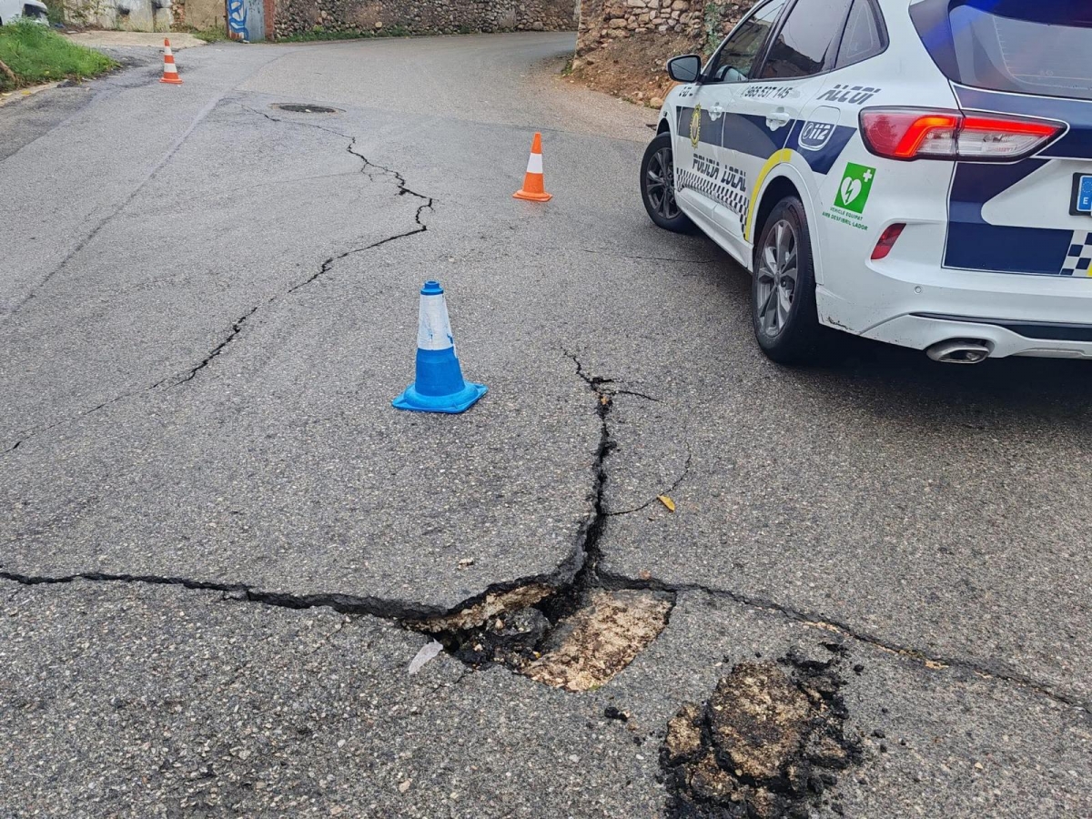 Las lluvias dejan en Alcoy el corte de una vía por grietas en la calzada, desprendimientos y arrastre de tierras