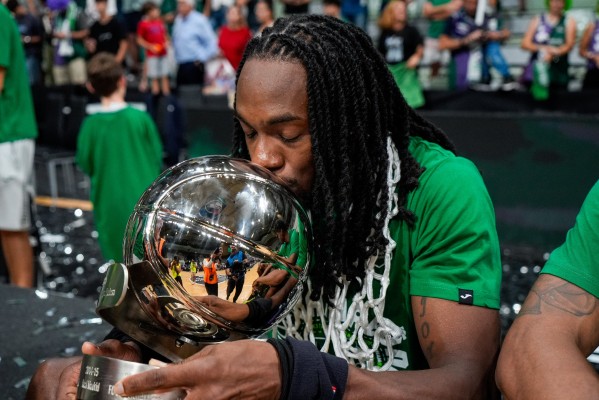 El Unicaja, que frena la hegemonía del Madrid, es el séptimo club supercampeón