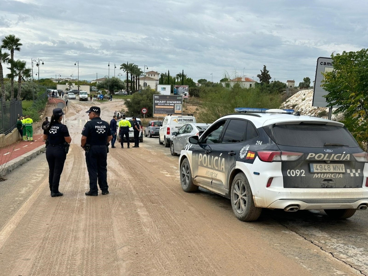 Un total de 800 operativos y 16 servicios coordinados trabajan para restablecer la normalidad en el municipio de Murcia