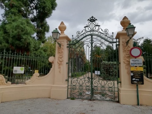 València mantiene el cierre de parques y jardines y aconseja evitar desplazamientos por la alerta naranja