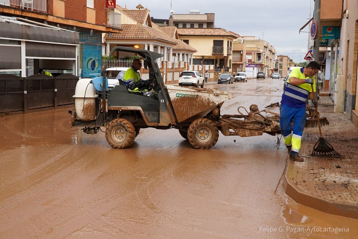 Cartagena trabaja en la reparación del colector de saneamiento colapsado en la zona de la Plaza Bohemia