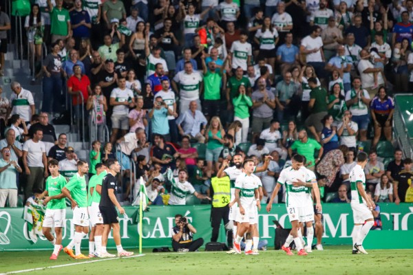 El Elche derriba el muro del Mirandés