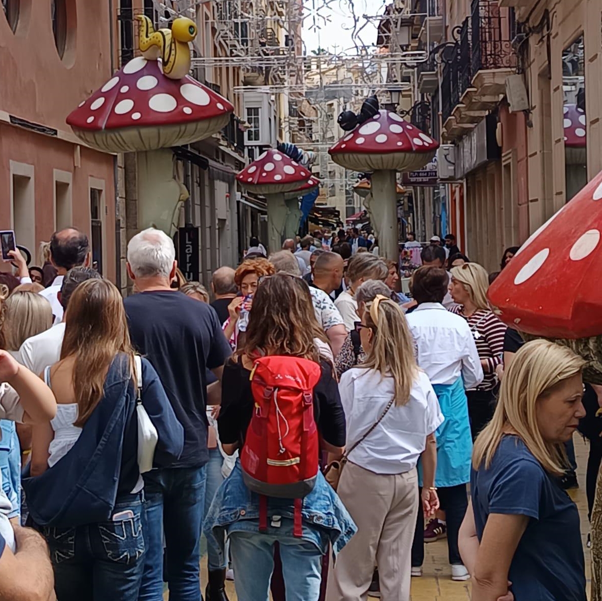 Botigues al Carrer y el Babel Mercat Fest dinamizan con éxito de público el comercio local en Alicante