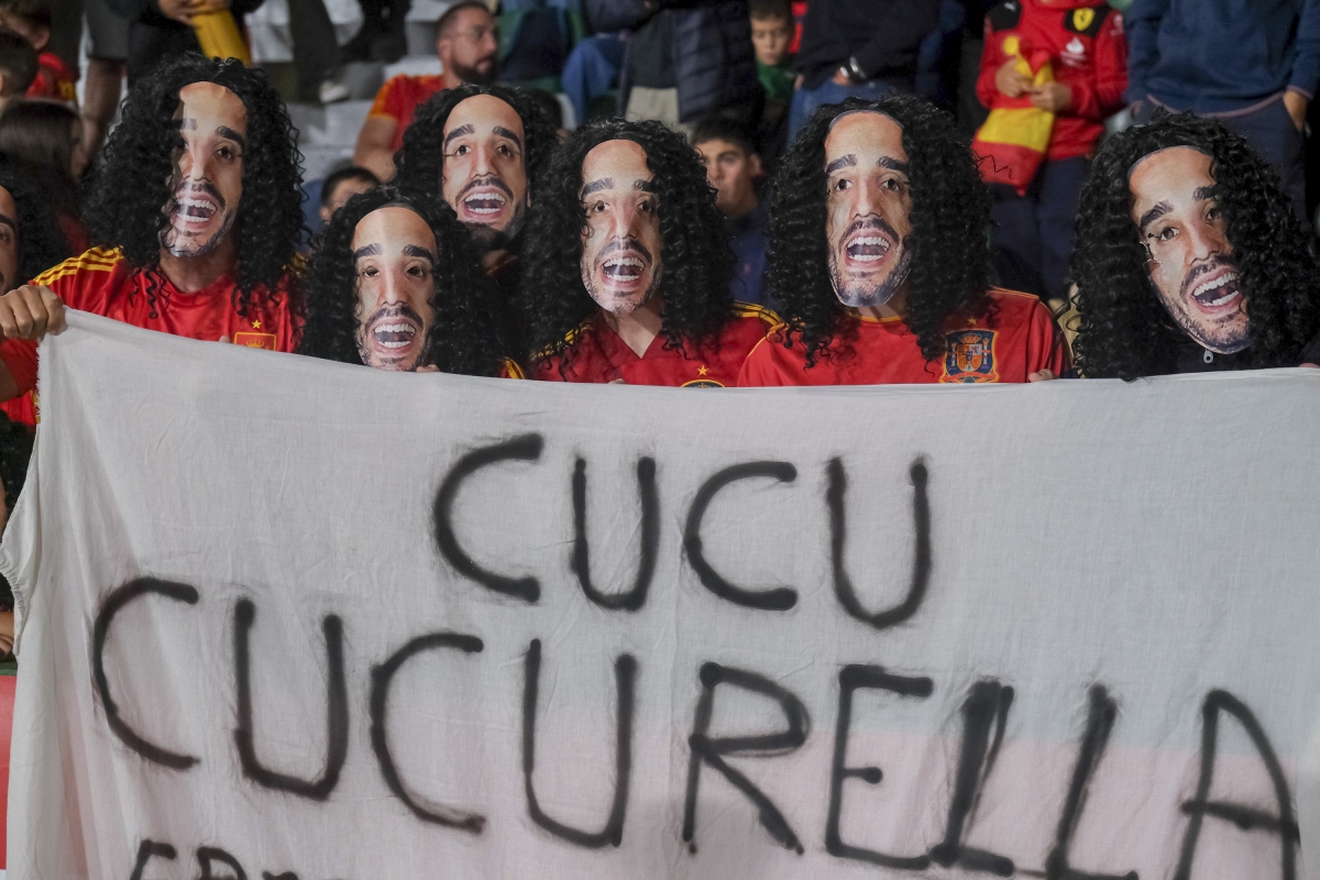 Aficionados con caretas de Cucurella
