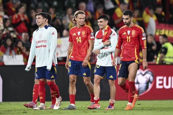 Unai Simón suma tres partidos imbatido y España amplía a siete sus victorias en Elche