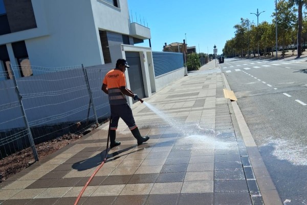 Burriana pone en marcha la segunda limpieza integral anual de sus calles en la zona de Novenes
