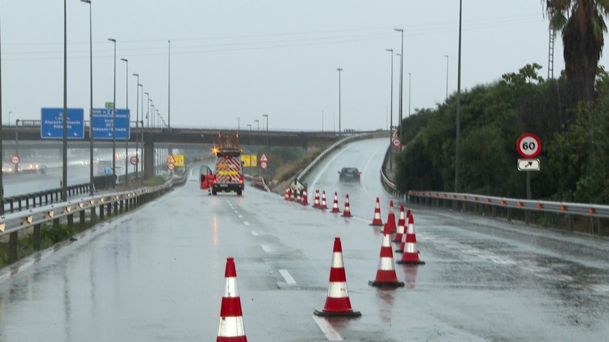 La lluvia obliga a cortar el túnel de la AP7 en Pilar de Horadada y dos carreteras secundarias: la CV-1486 y la CV-603