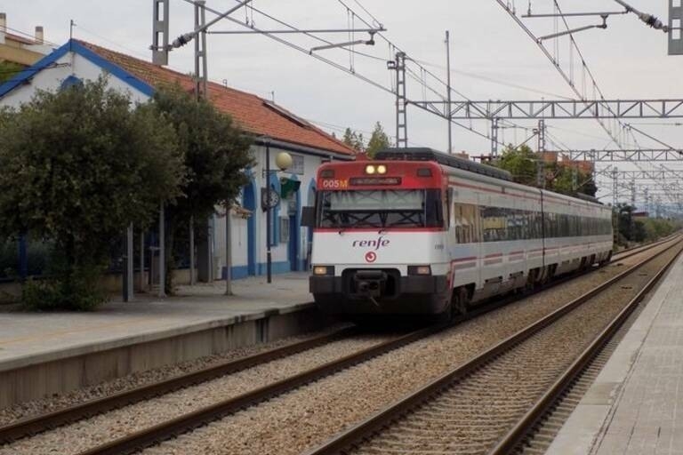 Restablecida la circulación ferroviaria a su paso por Benicarló tras recuperar la tensión