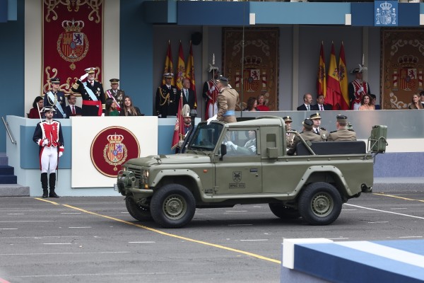 Miles de personas arropan a las Fuerzas Armadas en un desfile del 12 de Octubre con menos aviones y sin incidentes