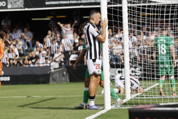El Castellón no encuentra el premio del gol y pierde de penalti ante el líder