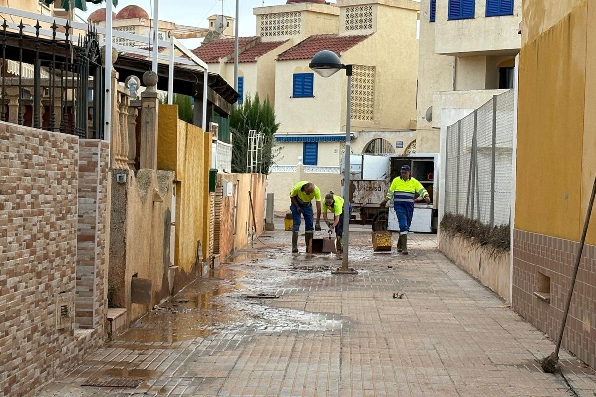 Cartagena evalúa daños en colegios, instalaciones y playas y reclama plan de mantenimiento de infraestructuras hídricas