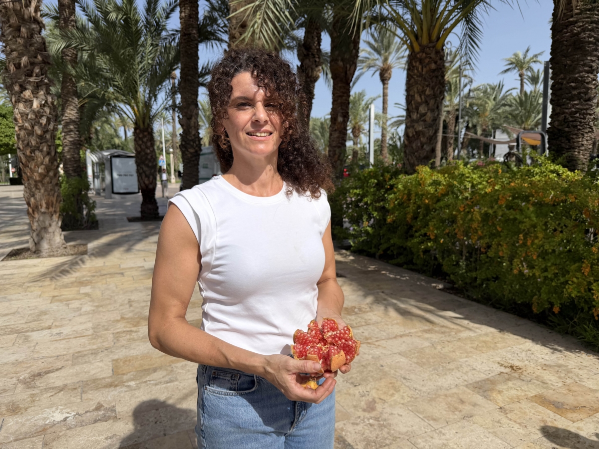 Sofía Torres gana el concurso de pelar granadas de Elche en la Fireta del Camp d’Elx