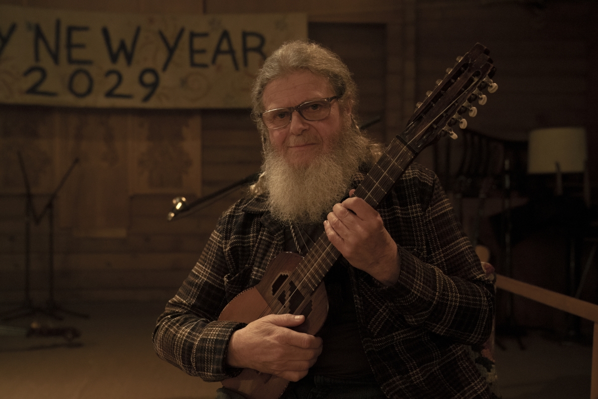 Gustavo Santaolalla en el set de The Last Of Us - Gustavo Santaolalla en el set de The Last Of Us