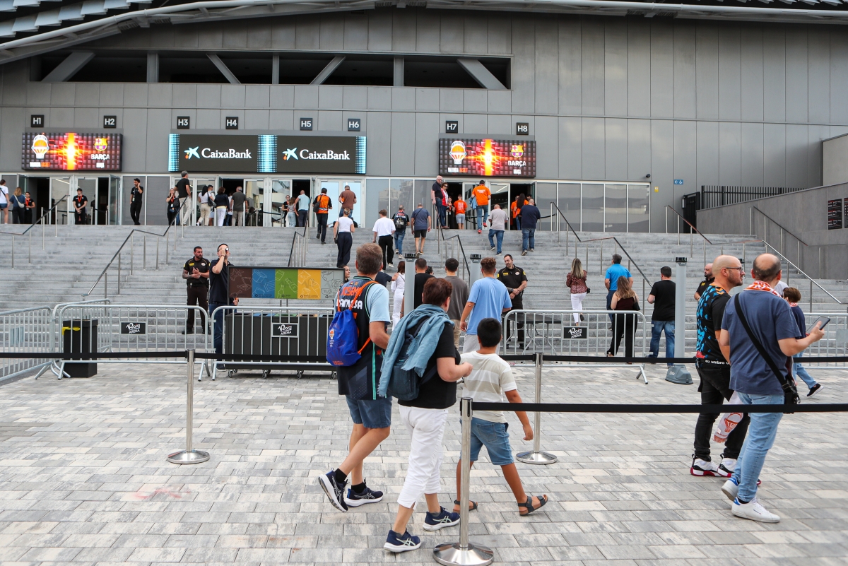 El Valencia no venderá entradas para la visita del Hapoel y estudia cómo jugar el partido