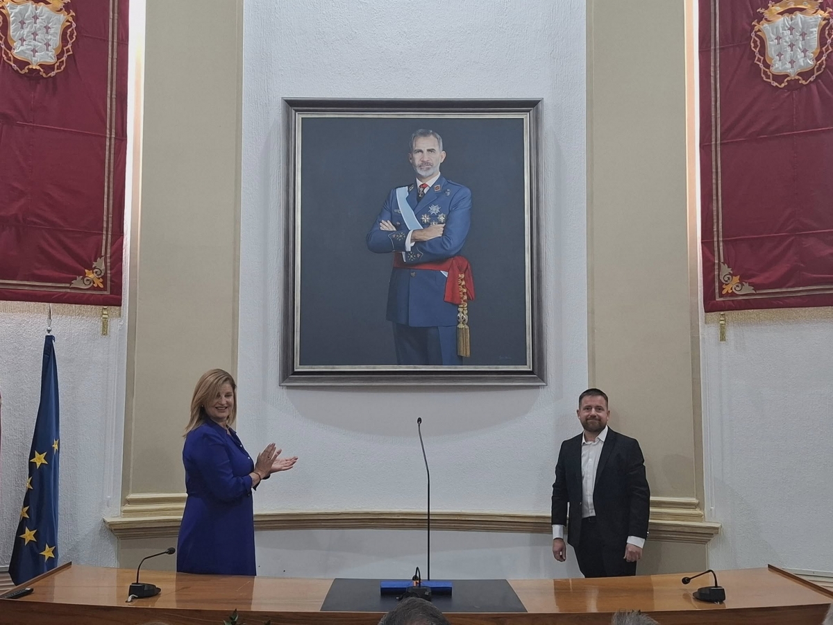 El pintor alcantarillero Antonio Menchón, retratista oficial del Rey, firma el cuadro de Felipe VI para su Ayuntamiento natal