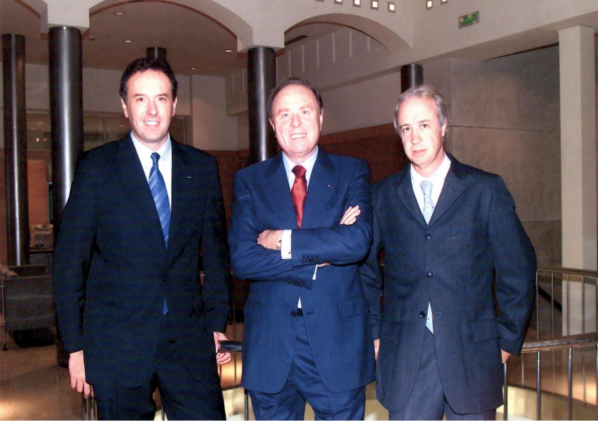 La firma del acuerdo para la entrada de Banco Mediolanum en España (2001). Luca Bosisio, Ennio Doris y Carlos Tusquets.