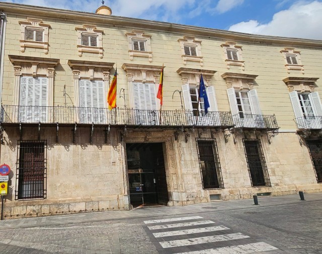Orihuela continúa con las contrataciones de Navidad: la campaña publicitaria y el mercadillo navideño