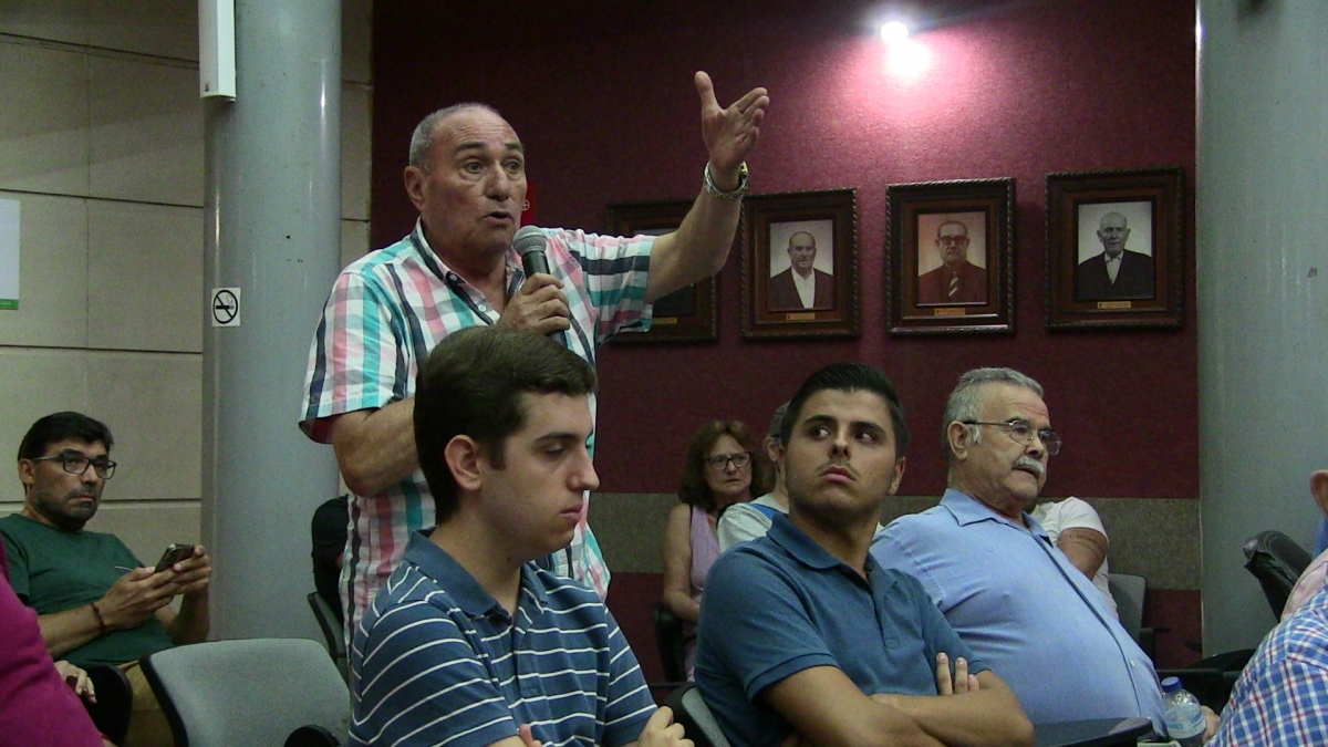 Vecinos y vecinas afectados de la urbanización Lloma del Mas intervienen en el pleno de 2022.