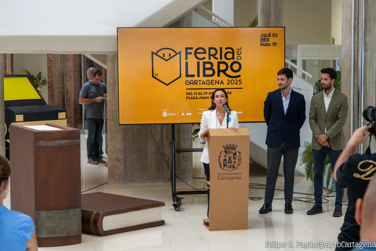 La Feria del Libro de Cartagena vuelve con 30 casetas e invitados como Javier Cercas, Juan Gómez Jurado y Carlota Pérez-Reverte