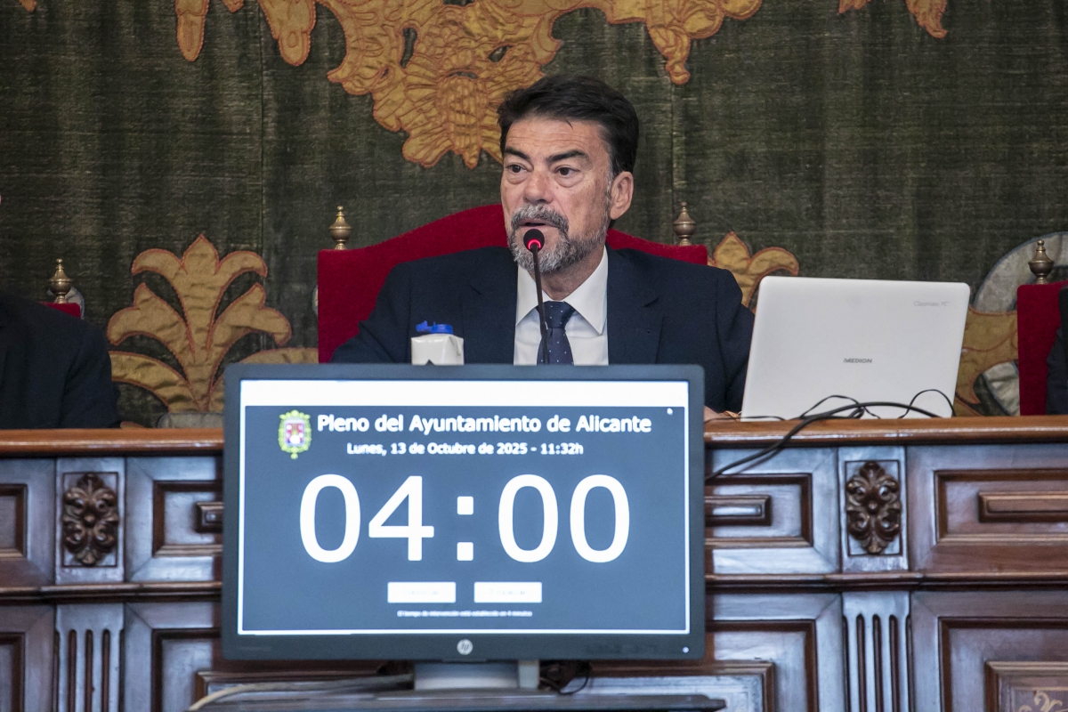 El alcalde de Alicante, Luis Barcala, en un momento del pleno sobre el debate del estado de la ciudad. - 