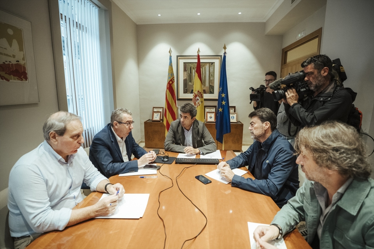 Mazón, reunido en Alicante el jueves ante la alerta roja. - Foto: EP/ROBER SOLSONA Mazón, reunido en Alicante el jueves ante la alerta roja.