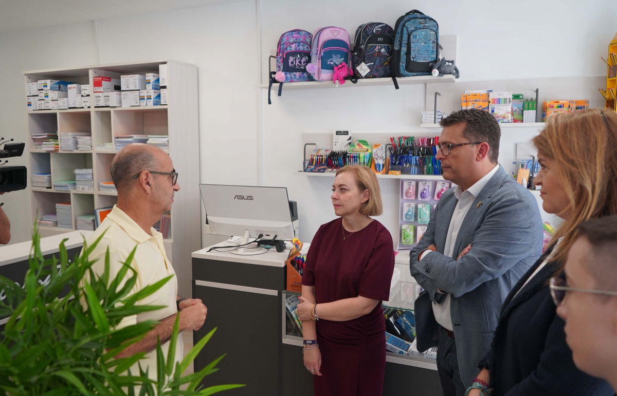 Enguix y Adsuara visitan un comercio que se ha beneficiado de los Bonos Comercio Dana en Alfafar. - Foto: DIPUTACIÓN DE VALENCIA