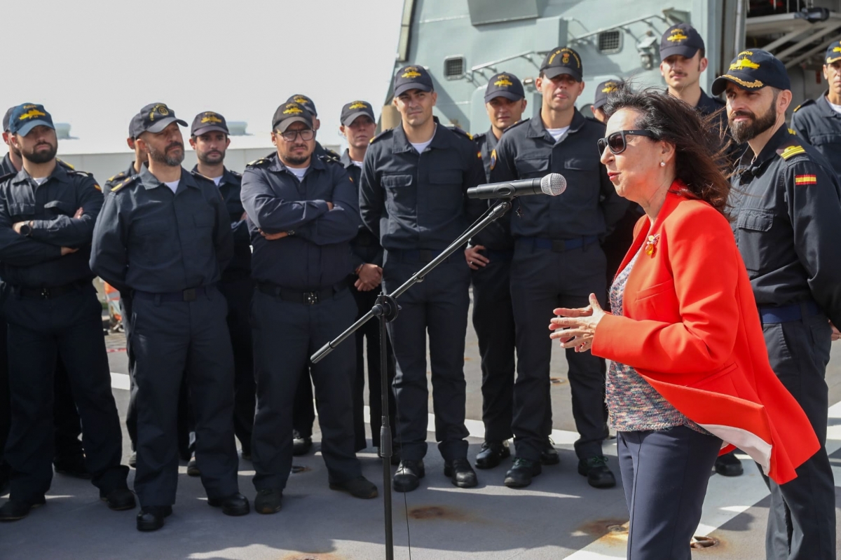 La ministra Robles visita los buques 'Furor' y 'Cartagena' y alaba su disposición y disponibilidad