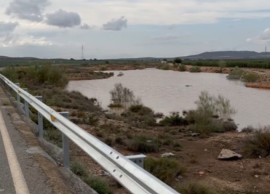 Yecla activa el Plan de Emergencia Municipal ante la crecida del agua en las ramblas que afectan a la carretera RM-A18
