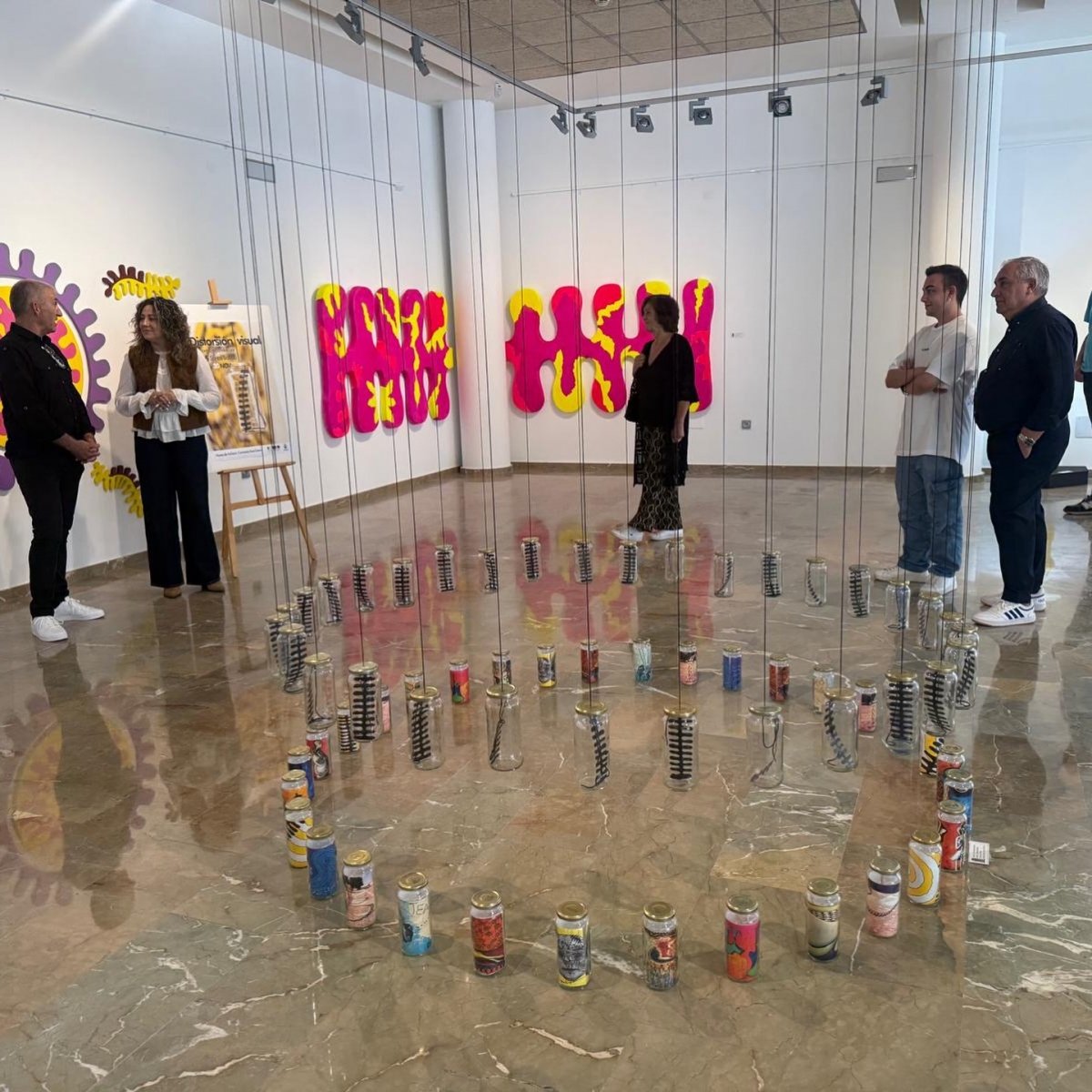 El universo de color y materia cambiante de Santos Bastida se expande por el Museo de Archena