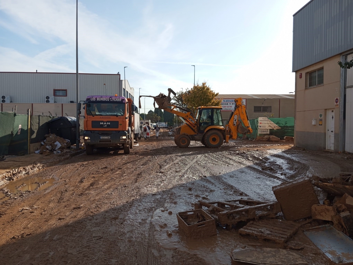 Limpieza y reparación de un área industrial afectada por la Dana. - Foto: GVA Limpieza y reparación de un área industrial afectada por la Dana.