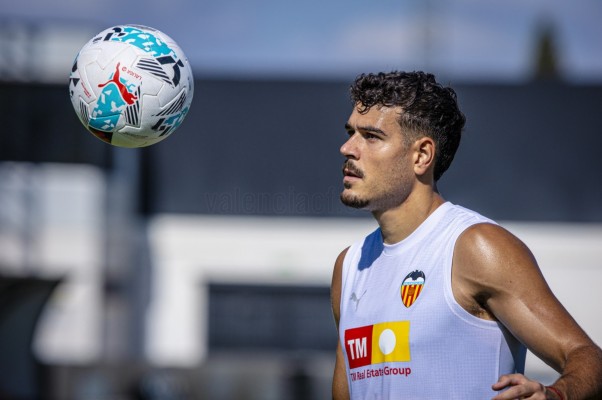 El Valencia CF regresa al trabajo con las novedades de Foulquier y Ugrinic