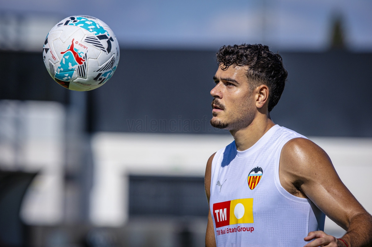 El Valencia CF regresa al trabajo con las novedades de Foulquier y Ugrinic