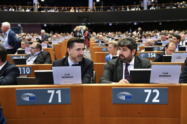 López Miras anuncia en Bruselas que destinará 30 millones de las inversiones para obras contra las Danas y las inundaciones