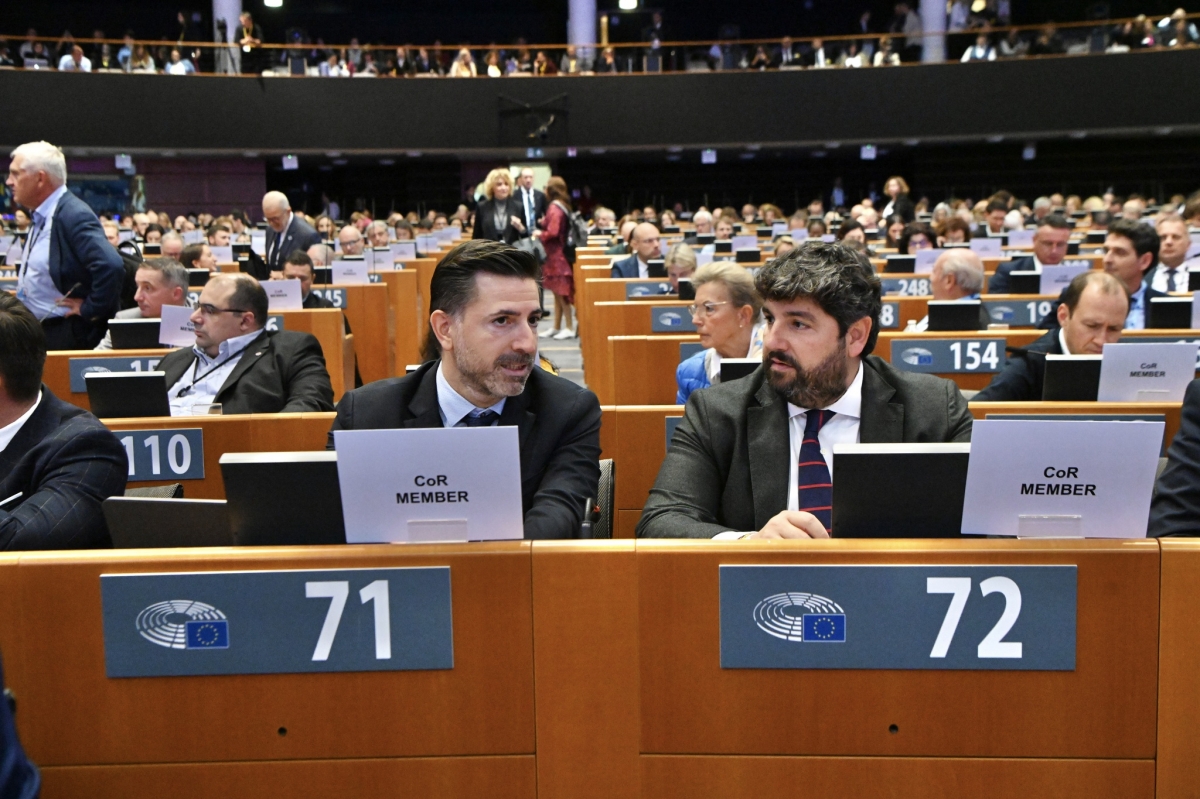 López Miras anuncia en Bruselas que destinará 30 millones de las inversiones para obras contra las Danas y las inundaciones