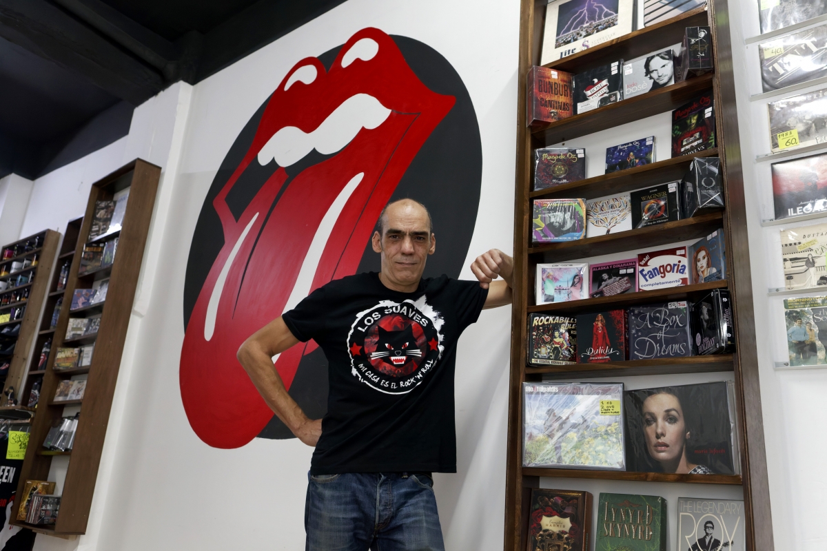 El establecimiento posee una amplia variedad de vinilos, CD o DVD de cine. - Foto: ANTONIO PRADAS El establecimiento posee una amplia variedad de vinilos, CD o DVD de cine.