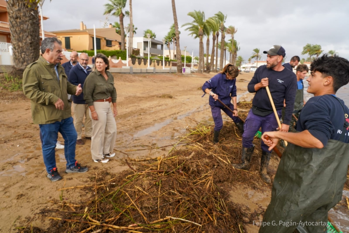 Noelia Arroyo durante las tareas de limpieza en el litoral sur del Mar Menor. - Foto: Ayuntamiento de Cartagena