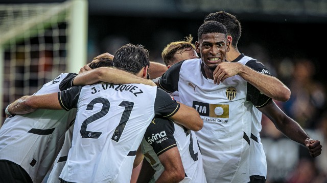 El Valencia anota dos goles desde fuera del área en Liga cinco años después
