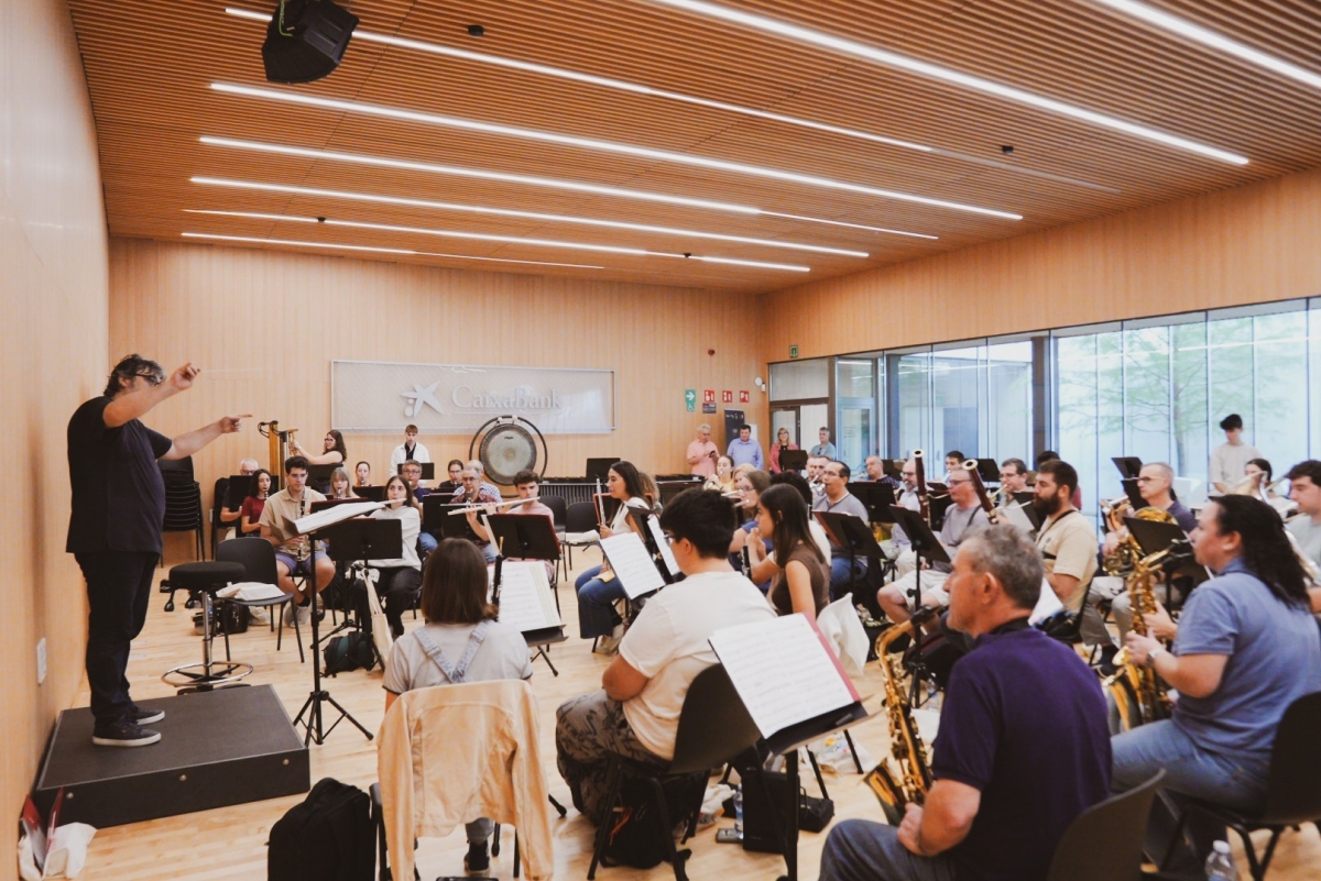 Música y ópera | Una banda integrada por músicos damnificados de la Dana actúa en homenaje a víctimas y voluntarios