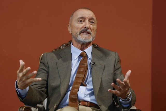 Pérez-Reverte acusa a Exteriores de querer meter mano en la RAE a través de 