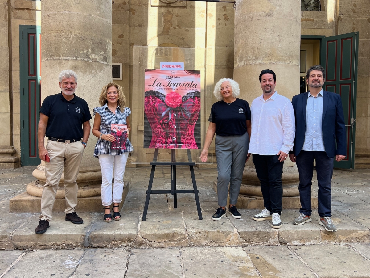 Presentación de La Traviata de Ópera 2001 en el Teatro Principal de Alicante