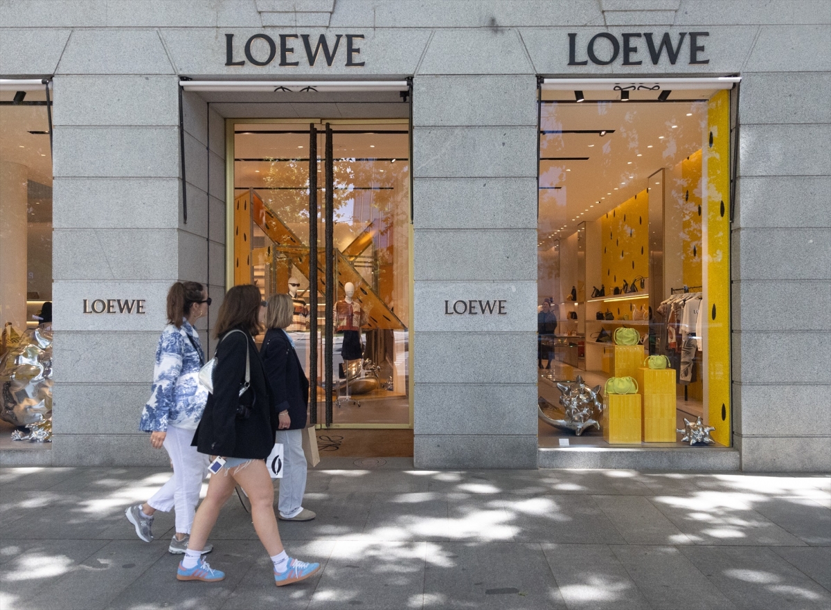 Bruselas multa con 157 millones a Guzzi, Chloé y Loewe por imponer a los minoristas precios de venta