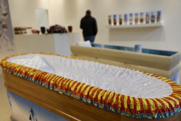 Funermostra arranca entre féretros de cerámica, una cápsula espacial y una reflexión sobre la inmortalidad digital