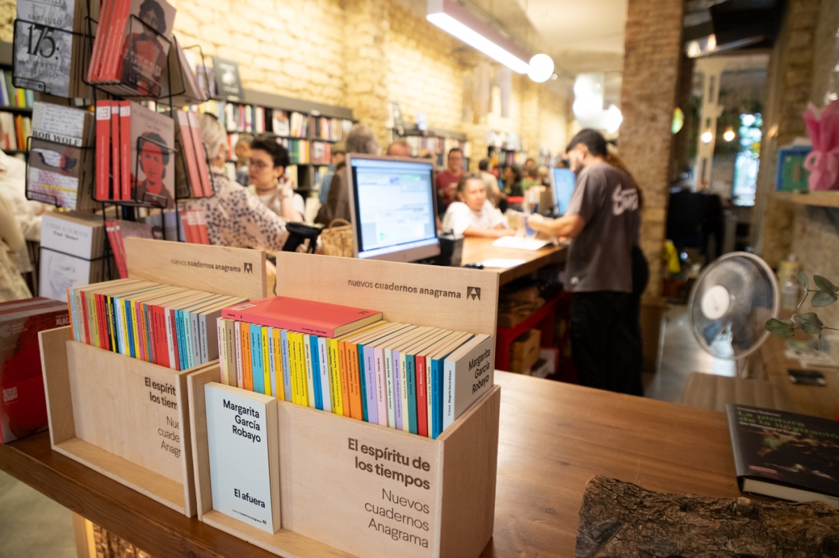 80 Mundos abre sus puertas en la calle Segura: libros y abrazos en la nueva etapa de la librería